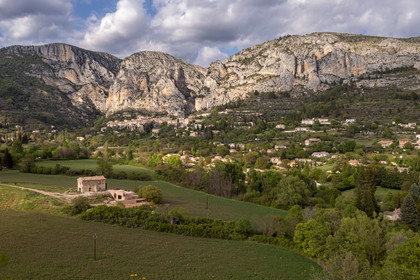 France, Alpes-de-Haute-Provence (04), Parc Naturel Régional du Verdon, Moustiers-Sainte-Marie, labellisé Les Plus Beaux Villages de France (vue aérienne)