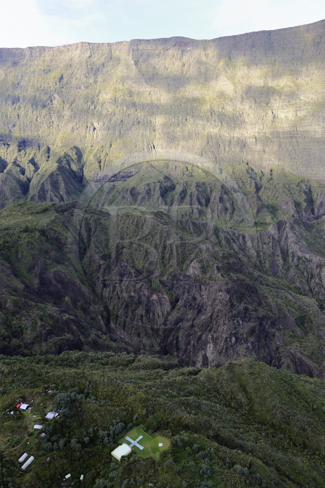 France, Ile de la Reunion, le cirque de Mafate, classé Patrimoine Mondial de l'UNESCO, petit village isolé (Ilet) de La Nouvelle accessible seulement à pied ou par hélicoptère dominé par le rempart du Maïdo (vue aérienne)