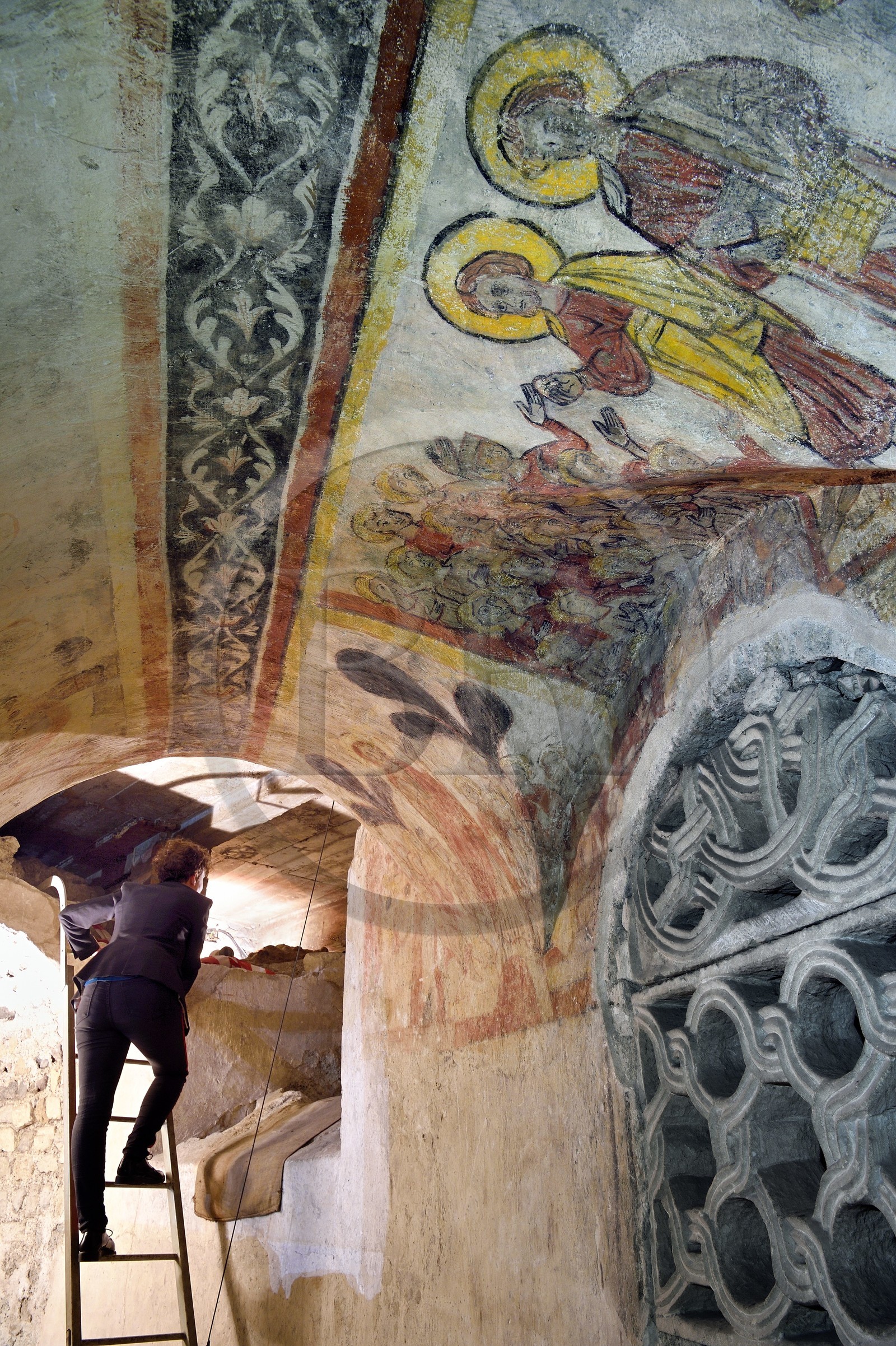 France, Puy-de-Dôme (63), Clermont-Ferrand, cathédrale Notre-Dame de l'Assomption, galerie du déambulatoire principale dans la crypte du Xe siècle, peintures murales romanes fin XIIe siècle représentant la vie publique du Christ avec la multiplication des pains