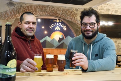 France, Haut-Rhin (68), Kaysersberg, Brasserie Bisaigue, le brasseur artisanal Thibaut Ancel (à droite) propose des proposant des bières non filtrées et non pasteurisées