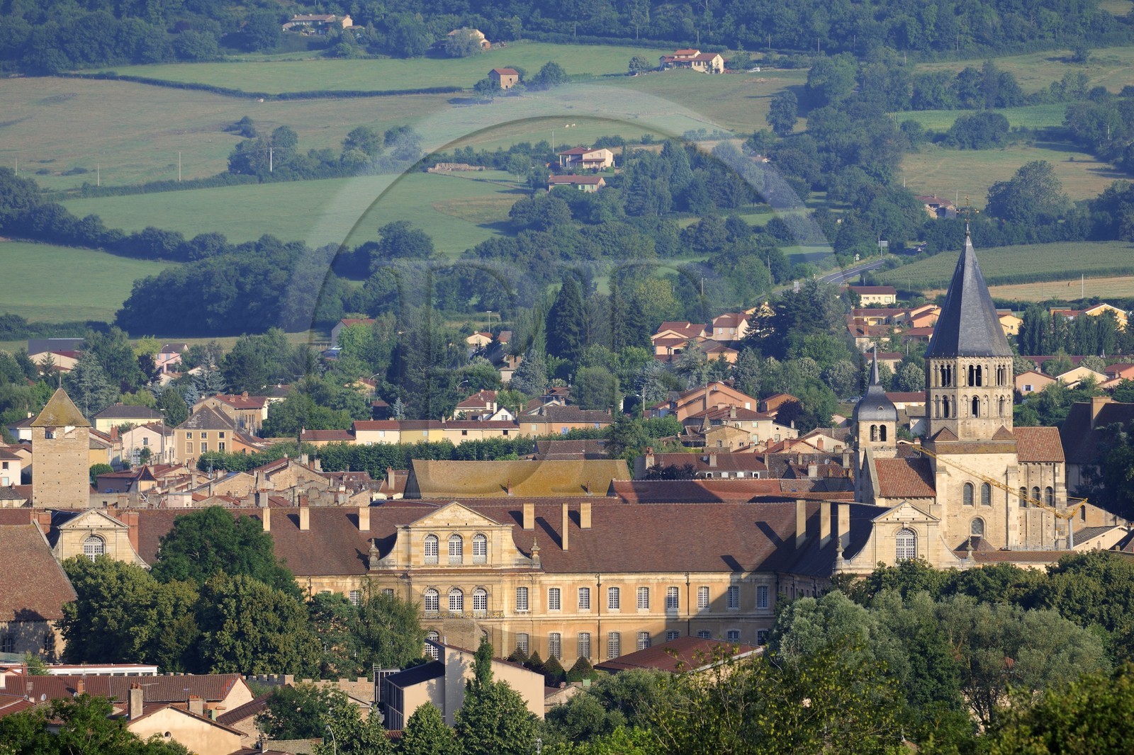 France, Saône et Loire (71), Cluny, ancienne abbaye avec le clocher de l'eau bénite qui domine la ville