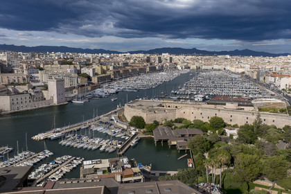 France, Bouches-du-Rhône (13), Marseille, le Vieux Port, le Fort Saint Jean sur la gauche et le fort Ganteaume (bas fort Saint Nicolas) ainsi que la Casa Delauze sur la droite au premier plan (vue aérienne)