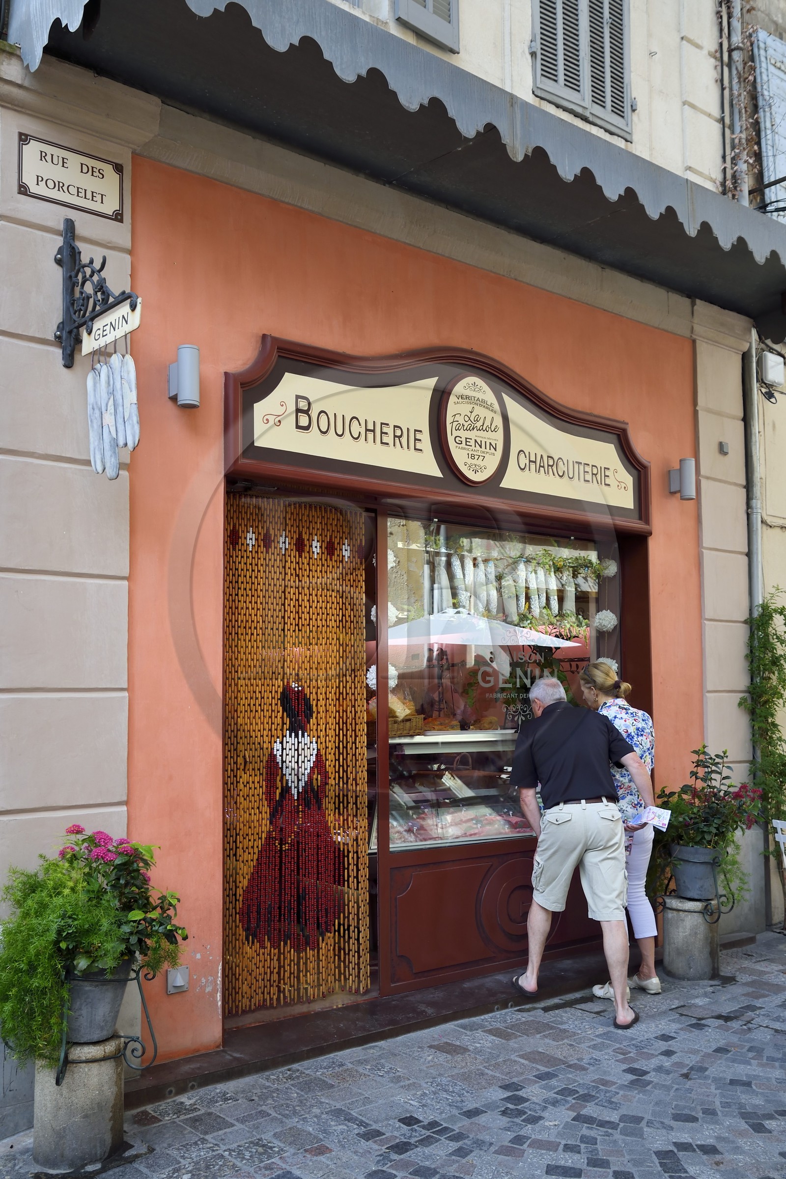 France, Bouches-du-Rhône (13), Arles, quartier de la Roquette, boucherie rue des Porcelets