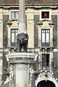 Italie, Sicile, Catane, ville baroque classée au Patrimoine Mondial de l'UNESCO, Piazza del Duomo, la fontaine de l'Elephant en basalte et marbre blanc du XVIIIe siècle est le symbole de la ville