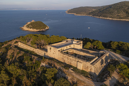 Croatie, Dalmatie, cote dalmate, Ile de Vis, village de Vis, ancien fort britannique Fort George (vue aérienne)