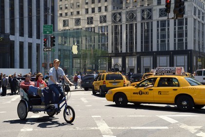 Etats-Unis, New York, Manhattan, Midtown, 5eme Avenue à Grand Army Plaza, taxis et vélo-taxi devant l'Apple store