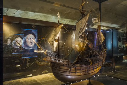 Italie, Ligurie, Gênes, Porto Antico (Vieux Port), Galata Museo del Mare (MUMA), musée consacré au monde maritime, portrait de Christophe Colomb attribué à Domenico Bigordi (milieu XVIème siècle) et maquette de la Santa Maria