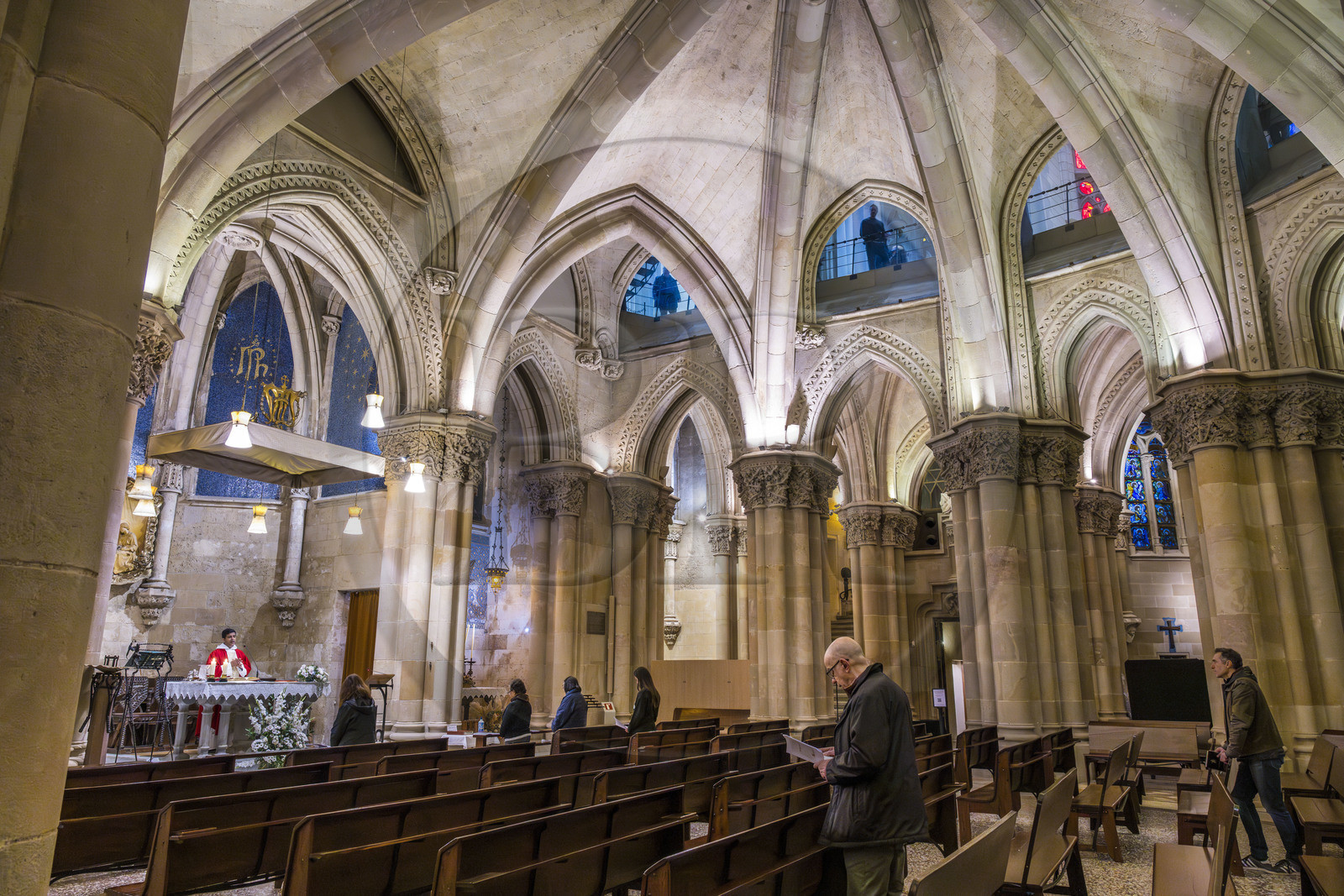 Espagne, Catalogne, Barcelone, quartier de l'Eixample, basilique de la Sagrada Familia de l'architecte du modernisme catalan Antoni Gaudi classée Patrimoine Mondial de l'UNESCO, la crypte du temple de style néo-gothique sert d’église paroissiale, le prêtre Joby Sebastian Kappiparambil célèbre la messe Espagne, Catalogne, Barcelone, quartier de l'Eixample, basilique de la Sagrada Familia de l'architecte du modernisme catalan Antoni Gaudi classée Patrimoine Mondial de l'UNESCO, la crypte du temple de style néo-gothique sert d’église paroissiale, le prêtre Joby Sebastian Kappiparambil célèbre la messe