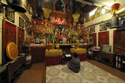 Vietnam, Hanoï, quartier des 36 rues dans la vieille ville, temple dans Pho Hang Bac