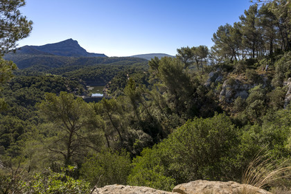 France, Bouches-du-Rhône (13), Aix en Provence, randonneurs sur le plateau de Bibemus, le barrage Zola (Cézanne y a peint la série des Baigneurs) et la montagne Sainte Victoire en arrière plan