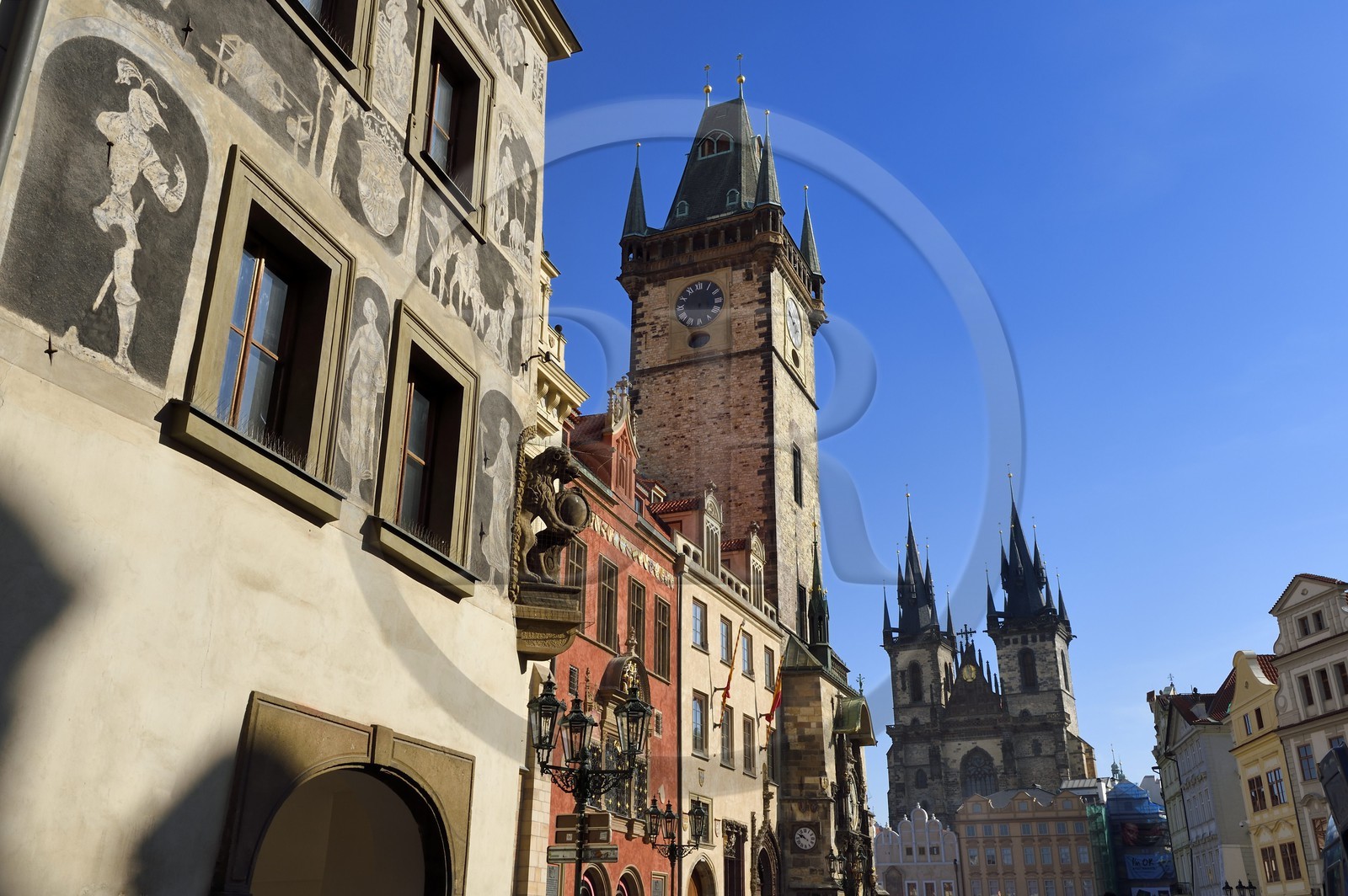 République Tchèque, Prague, centre historique classé Patrimoine Mondial de l'UNESCO, la vieille ville (Stare Mesto), place de la vieille ville (Staromestske namesti),  l'hotel de ville et l'église Notre-Dame-du-Tyn
