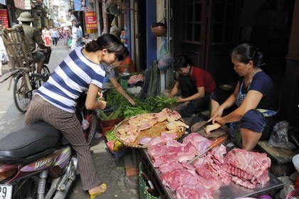 Vietnam, Hanoï, quartier Le Duan dans la vieille ville, étal de viande dans une rue commerçante