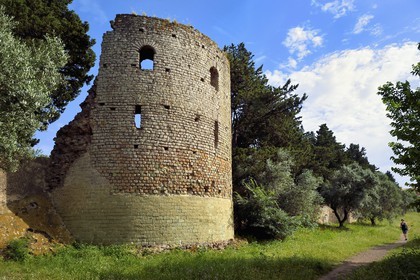 France, Var (83), Fréjus, Forum Julii, tour romaine dans les remparts nord de la cité romaine dans le jardin du Clos de la Tour