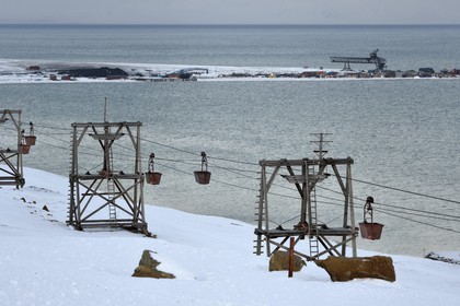 Norvège, Svalbard, Spitzberg, fjord de Longyearbyen, ancien téléphérique pour le transport du charbon en chariots, le port pour le chargement du charbon en arrière plan