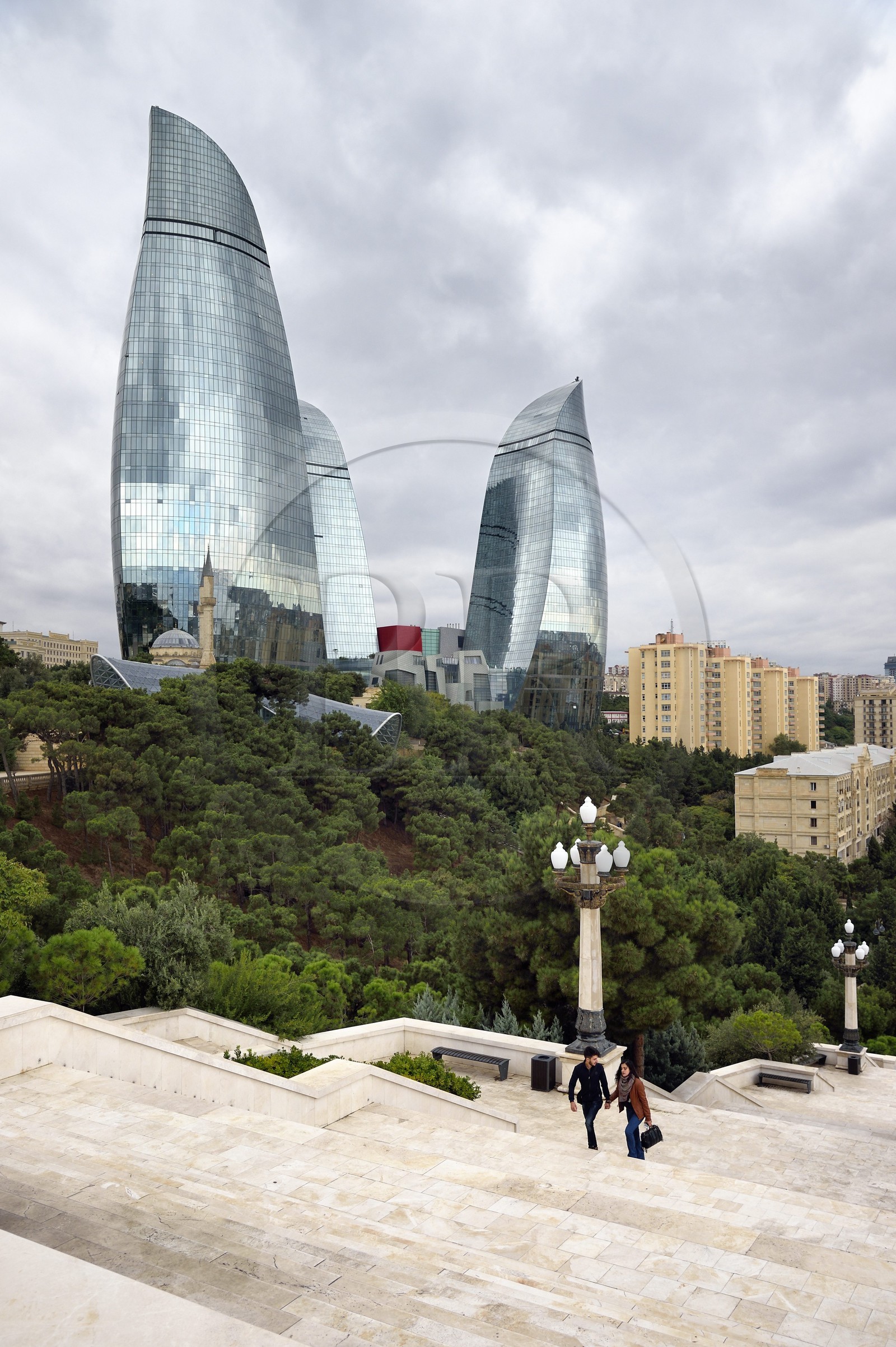 Azerbaïdjan, Bakou, Flame Towers des architectes Hellmuth, Obata & Kassabaum et la mosquée Shehidler à ses pieds, escalier qui mêne au Mémorial des Martyrs au premier plan