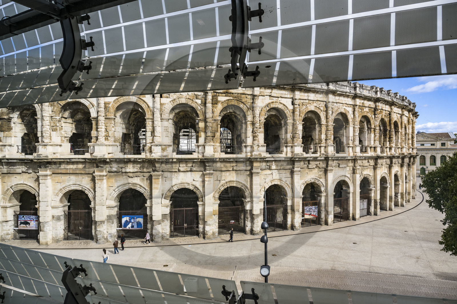 France, Gard (30), Nîmes, Musée de la Romanité de l'architecte Elizabeth de Portzamparc, l'amphithéatre des arènes lui fait face France, Gard (30), Nîmes, Musée de la Romanité de l'architecte Elizabeth de Portzamparc, l'amphithéatre des arènes lui fait face
