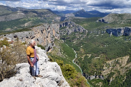 France, Alpes-de-Haute-Provence (04), Parc Naturel Régional du Verdon, Grand Canyon du Verdon, La-Palud-Sur-Verdon, point de vue de la Dent d’Aire, Bernard Gorgeon un des pionniers de la grimpe dans le massif et la falaise de l’Escalès en arrière plan