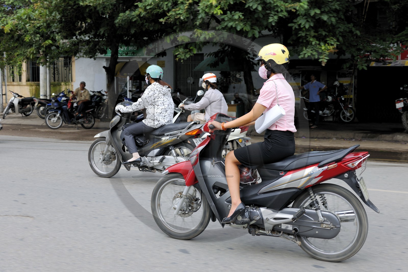 Vietnam, Hanoï, circulation en moto dans la vieille ville