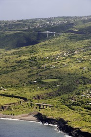 France, île de la Réunion, côte ouest, pont à haubans sur la route des Tamarins enjambant la Ravine Trois Bassins (vue aérienne)