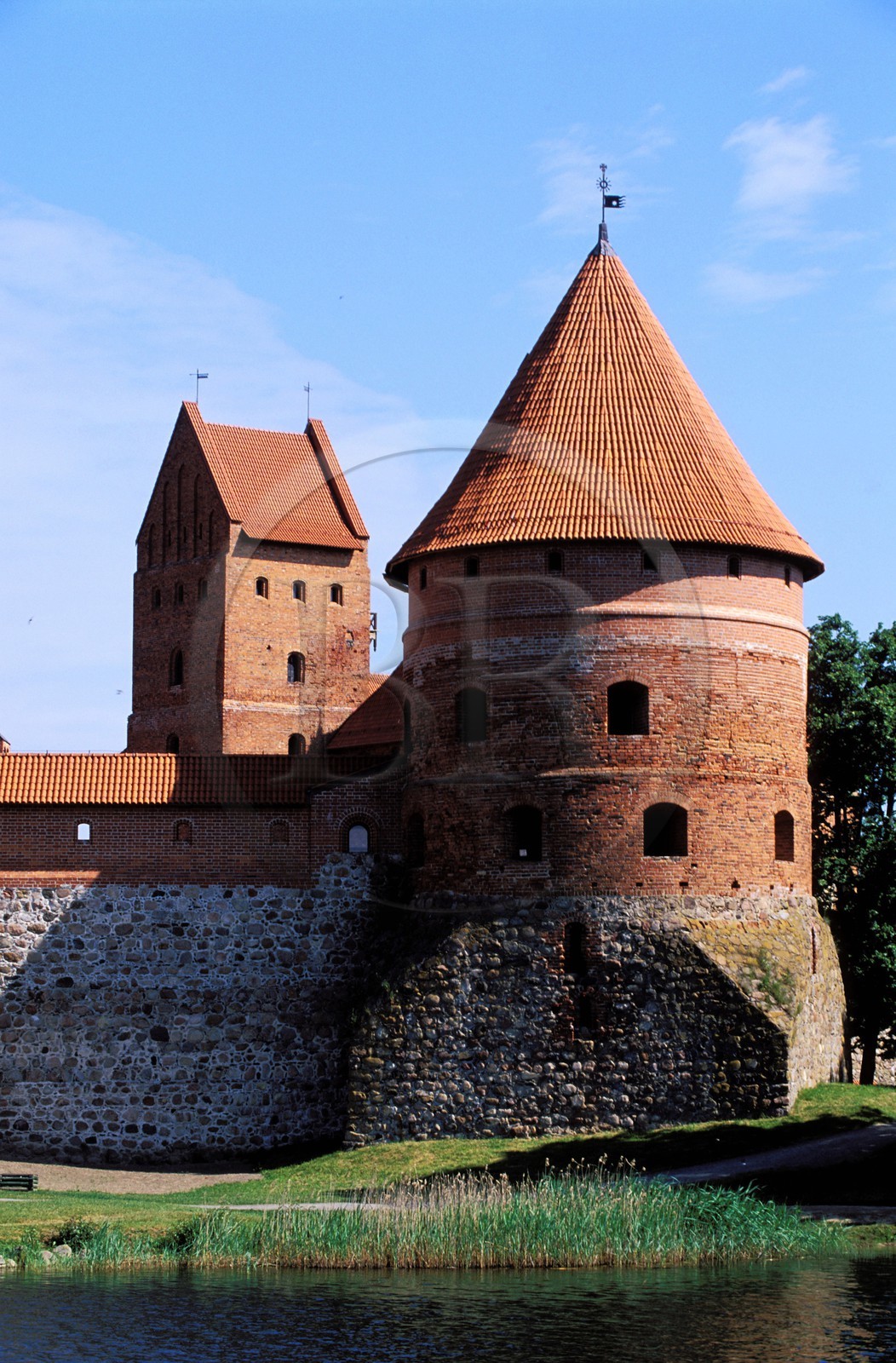 Lituanie (Pays Baltes), Trakai, château de Trakai (le plus célèbre château du pays) au milieu du lac de Galve