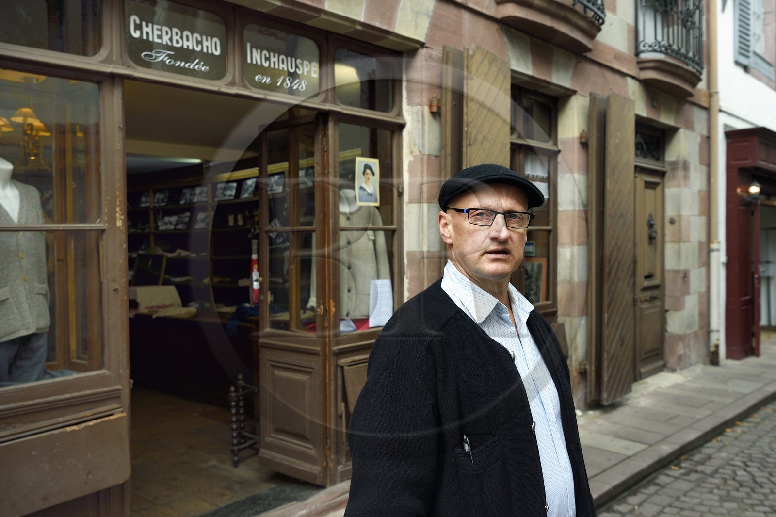 France, Pyrénées-Atlantiques (64), Pays-Basque, Saint-Jean-Pied-de-Port, Bixente Inchauspé, directeur du magasin de linge basque Cherbacho -Inchauspé et ancien banquier
