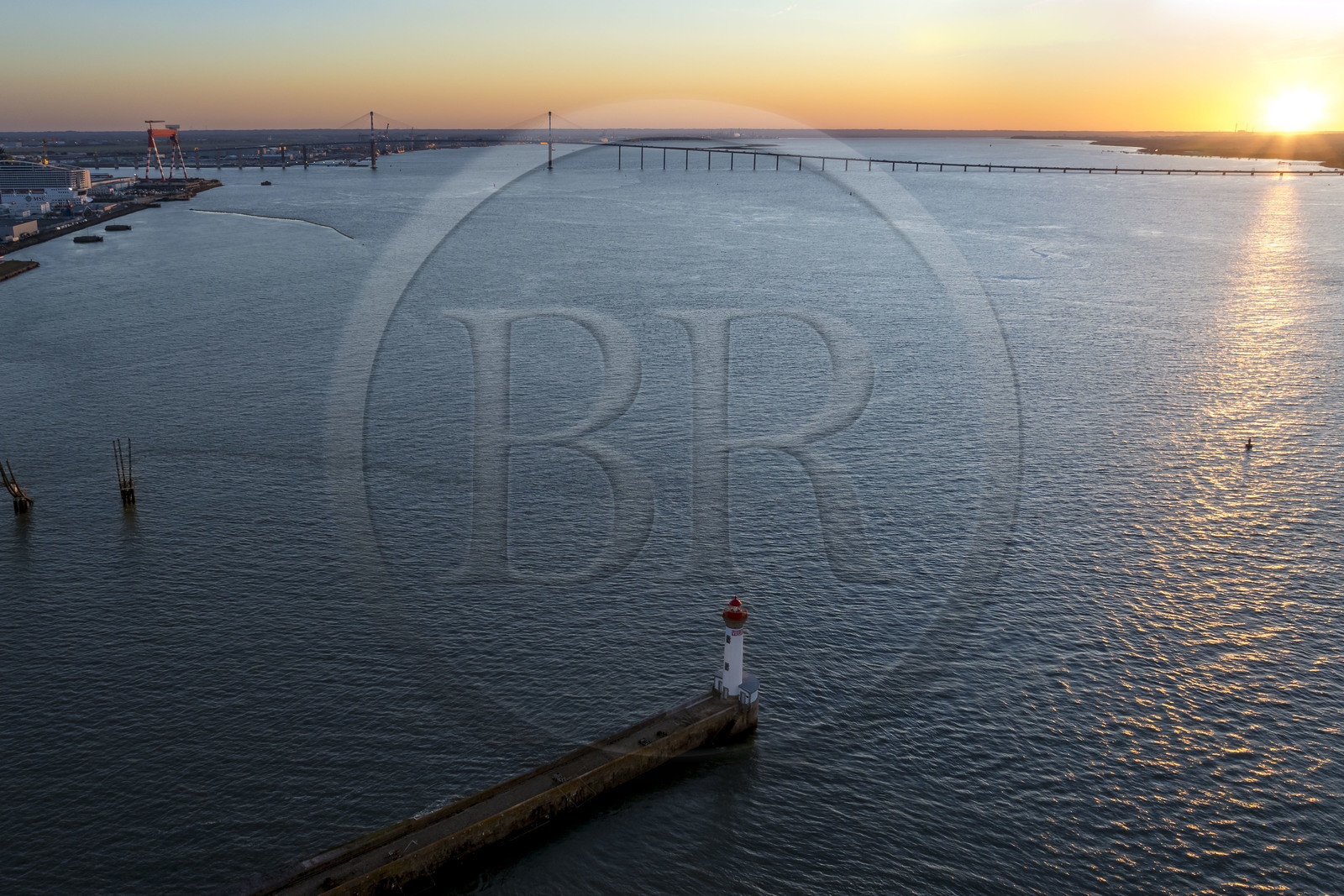 France, Loire-Atlantique (44), Saint-Nazaire, le phare du Vieux Mole et le pont de Saint-Nazaire dans l'estuaire en arrière plan (vue aérienne)