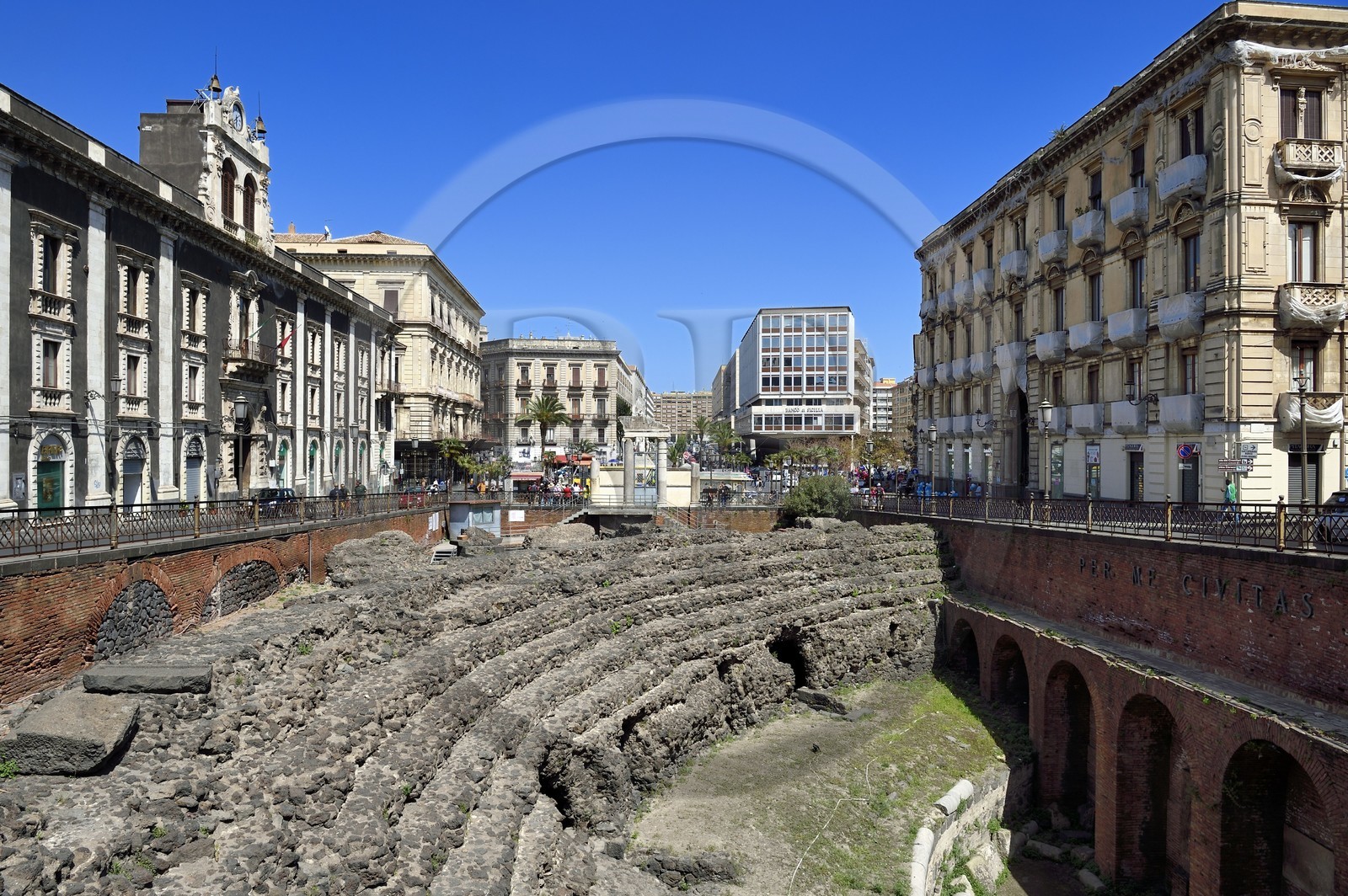 Italie, Sicile, Catane, ville baroque classée au Patrimoine Mondial de l'UNESCO, Piazza Stesicoro, l'amphithéatre romain édifié au IIe siècle est l'un des plus grands de l'Empire Romain