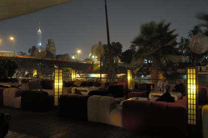 Egypte, Le Caire, restaurant-bar chic et branché du Sheraton au bord du Nil, et la Tour du Caire de l'architecte Naoum Chebib en arrière-plan