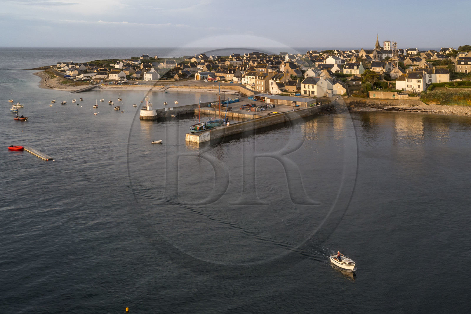 France, Finistère (29), Mer d'Iroise, archipel de Molène, Ile de Molène, le village et le port au petit matin (vue aérienne)