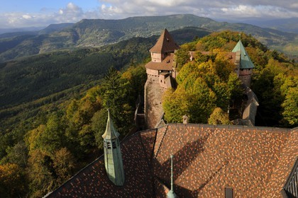 France, Bas-Rhin (67), le château du Haut-Koenigsbourg, le Grand Bastion surplombant la forêt alentours et le jardin supérieur