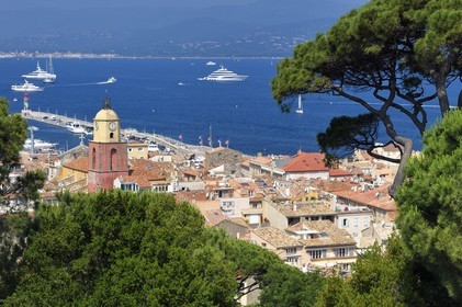 France, Var (83), Saint-Tropez,  église paroissiale Notre-Dame de l'Assomption depuis la citadelle, en arrière-plan Grimaud