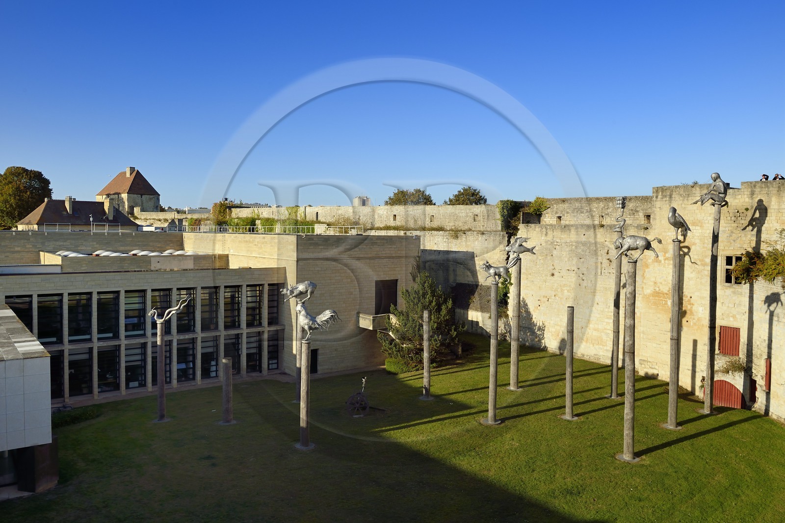 France, Calvados (14), Caen, le château ducal de Guillaume le Conquerant, le Musée des Beaux-Arts, oeuvres de Huang Yong Ping, One Man, nine animals (1999) ensemble monumental de dix sculpturesjuchés sur des mâts de 4 à 12 mètres de haut chacun