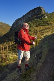 France, Cantal (15), Parc Naturel Régional des Volcans d'Auvergne, Le Lioran, col de Rombière, Bernard Quinsat qui a imaginé dans les années 2000 la Via Arverna sur le chemin de Saint-Jacques de Compostelle et fondateur de la maison d’édition de guides Chamina, le col de Cabre et le Puy Bataillouse en arrière plan