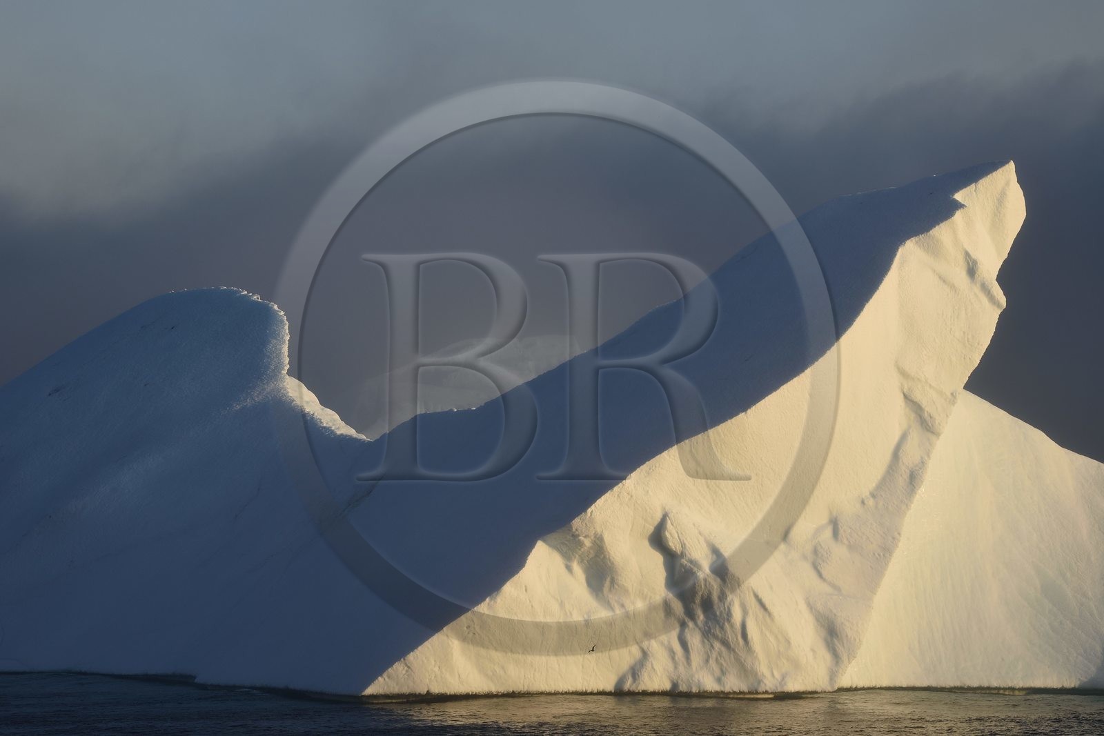 Groenland, cote Nord-Ouest, Murchison sund, iceberg au large de Kiatak (Northumberland Island)