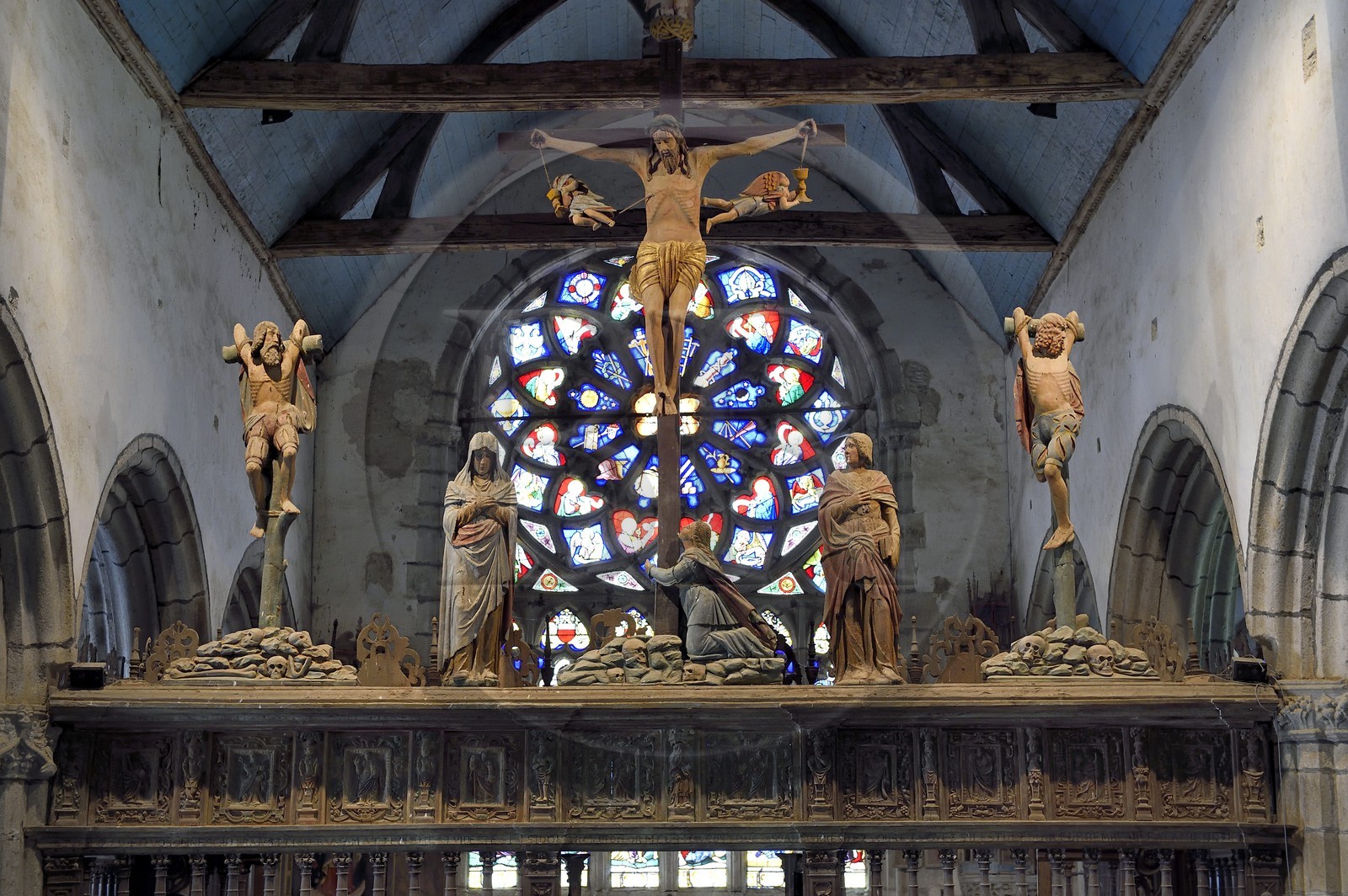 France, Finistère (29), la chapelle de Saint-Herbot de style gothique flamboyant, la poutre de gloire au-dessus du chancel (cloture de chœur)