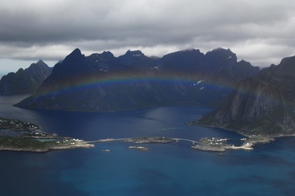 Norvège, Nordland, Iles Lofoten, Ile de Moskenes, village de pêcheurs de Hamnoy près de Reine, arc-en-ciel (vue aérienne)