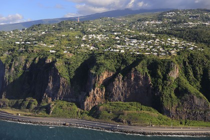 France, île de la Réunion, la Route du Littoral au pied des falaises entre le Port et Saint-Denis (vue aérienne)