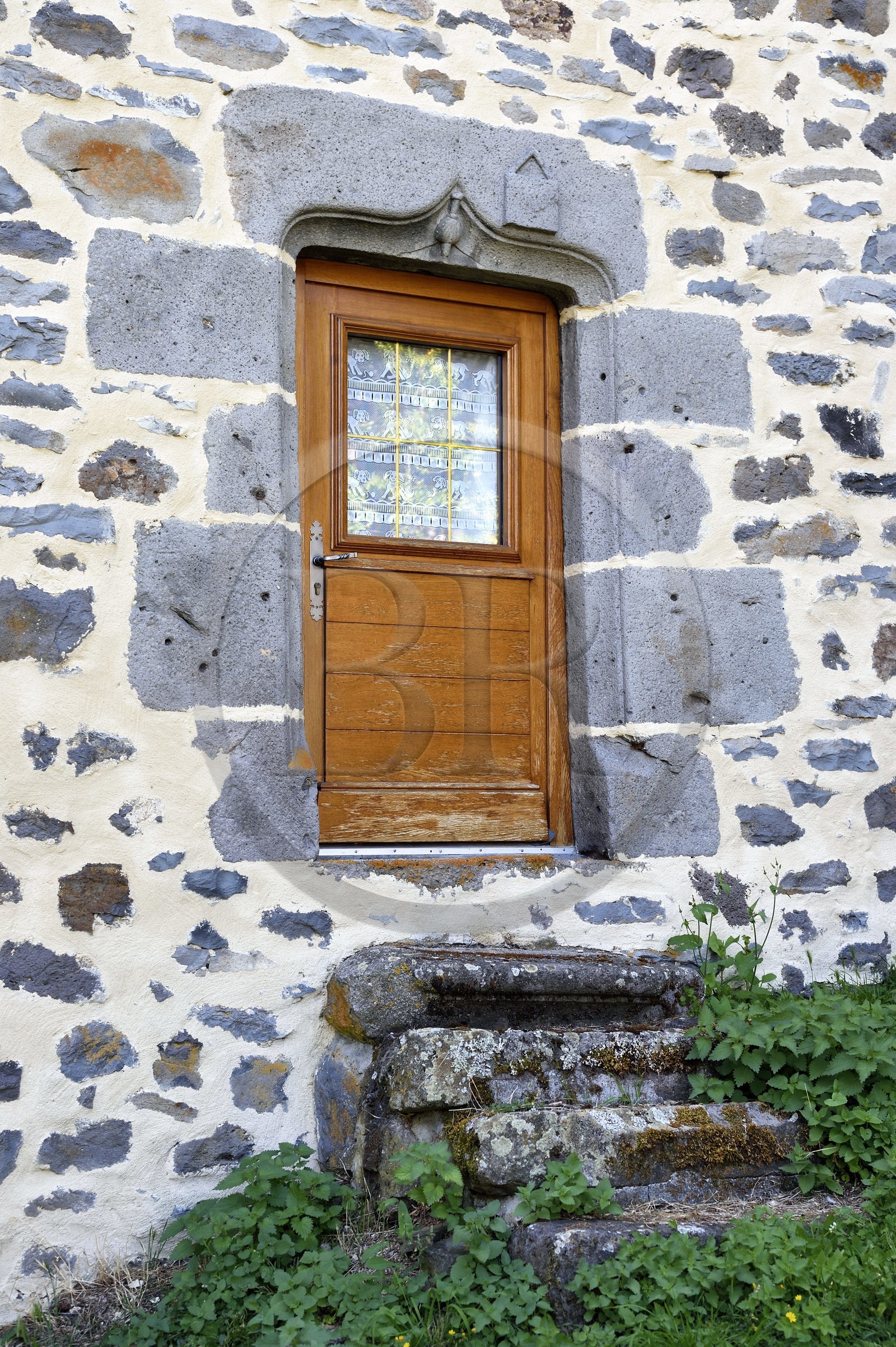 France, Cantal (15), Joursac, linteau sculpté de la maison d'un homme qui a fait le pélérinage de Saint-Jacques de Compostelle, on reconnait le haut du bourdon recouvert d'une coquille et la besace qui en sont des symboles