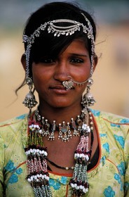 Inde, état du Rajasthan, foire aux chameaux de Pushkar, Jeune paysanne rajpoute