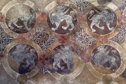 France, Haute-Loire (43), Le Puy-en-Velay, étape des chemins de Compostelle, l'ensemble cathédrale Notre-Dame-de-l'Annonciation classée Patrimoine Mondial de l'UNESCO, logis  des  clergeons, appartement du doyen, la salle des Griffons du XIIe siècle, reproduction picturale de motifs à griffons des tissus byzantins les plus chers de l'époque