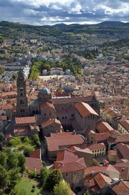 France, Haute-Loire (43), Le Puy-en-Velay, étape des chemins de Compostelle, la cathédrale Notre-Dame-de-l'Annonciation du XIIe siècle classée Patrimoine Mondial de l'UNESCO, la préfecture de la Haute-Loire en arrière plan