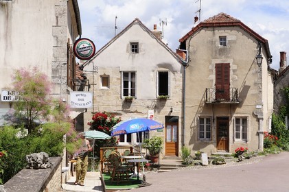 France, Côte d'Or (21), Flavigny-sur-Ozerain, petit café rue des Anciennes Halles