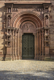 Suisse, Bâle, la cathédrale protestante Notre-Dame de Bâle (Munster), la porte Saint-Gall du XIIème siècle représente le plus ancien portail orné de grandes statues qui ait subsisté dans tout l’espace germanophone