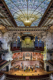 Espagne, Catalogne, Barcelone, Palau de la Musica Catalana (palais de la musique catalane), salle de concert dessinée par l'architecte du modernisme catalan Lluis Domènech i Montaner, site classé au Patrimoine Mondial de l'UNESCO, grande verrière, coupole de vitraux oeuvre de Antoni Rigalt i Blanch