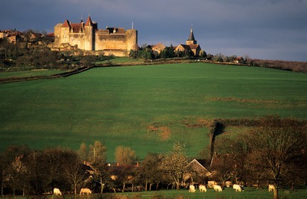 France, Côte-d'Or (21), Châteauneuf-en-Auxois, le château fort et le village perché