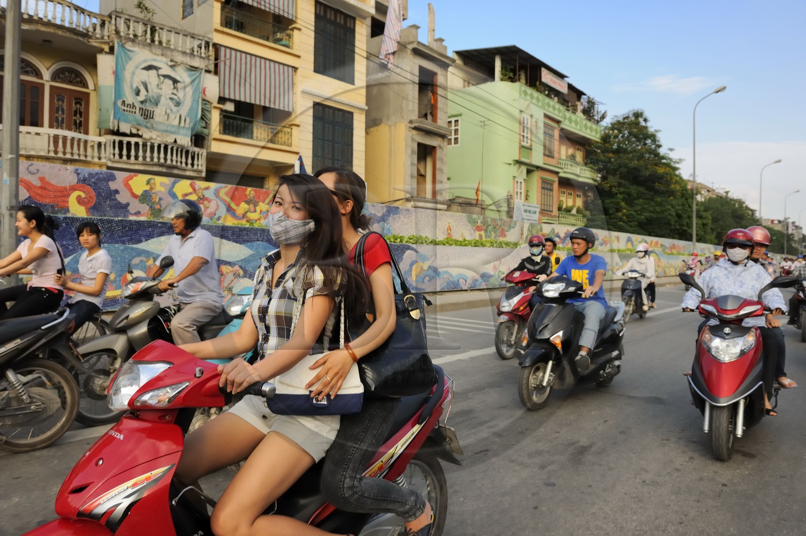 Vietnam, Hanoï, circulation en moto sans casque sur Tran Quang Khai le long de la digue, fresque réalisée pour le Millénaire de Hanoï