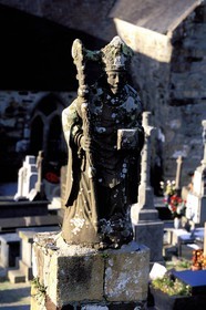 France, Finistère (29), statue devant l' église de Trégarvan sur l' Aulne