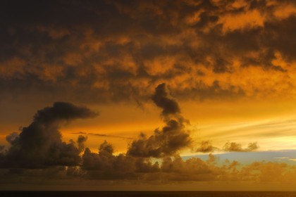France, île de la Réunion, ciel du crépuscule