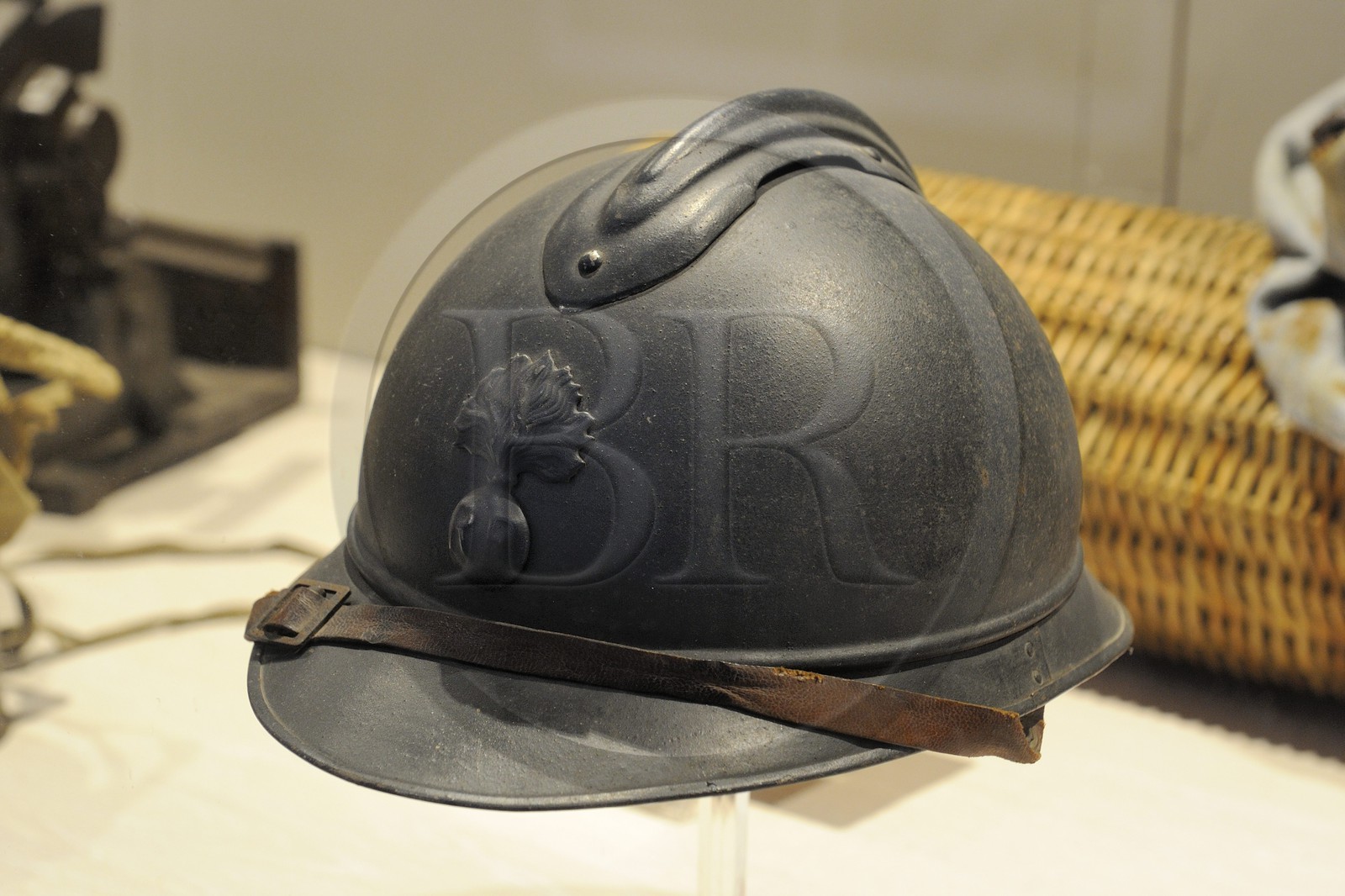 France, Meuse (55), région de Verdun, Fleury-devant-Douaumont, Mémorial de Verdun construit sur le site de la gare du village détruit, casque français