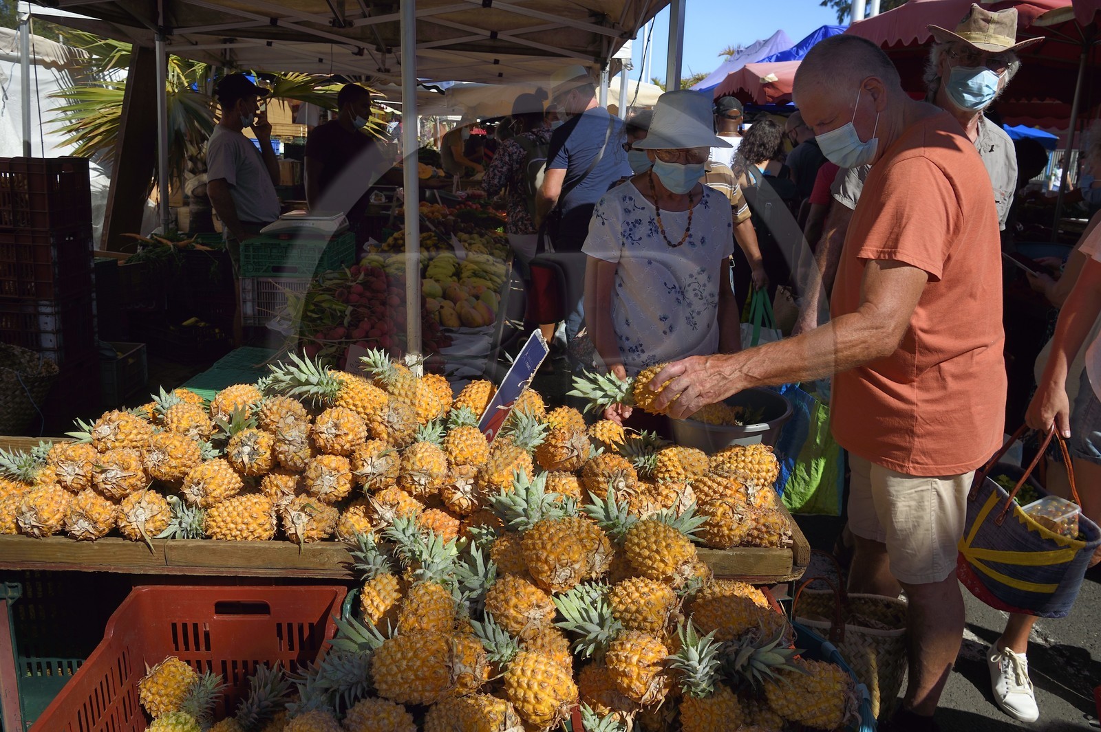 France, Ile de la Reunion, Saint-Pierre, le marché du samedi, les étals de fruits ananas
